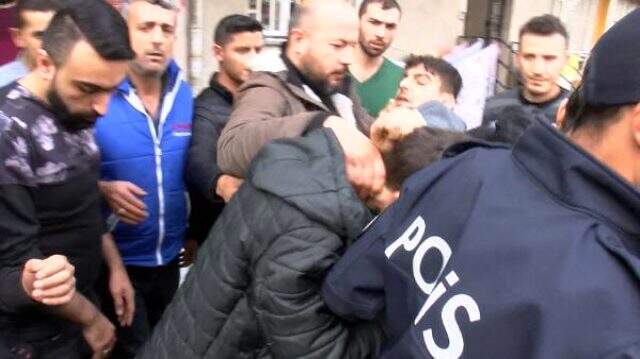 Sultangazi'de yangın sırasında hırsızlık yaptığı iddia edilen şüpheli linç edilmek istendi Sultangazi'de yangın sırasında hırsızlık yaptığı iddia edilen şüpheli linç edilmek istendi