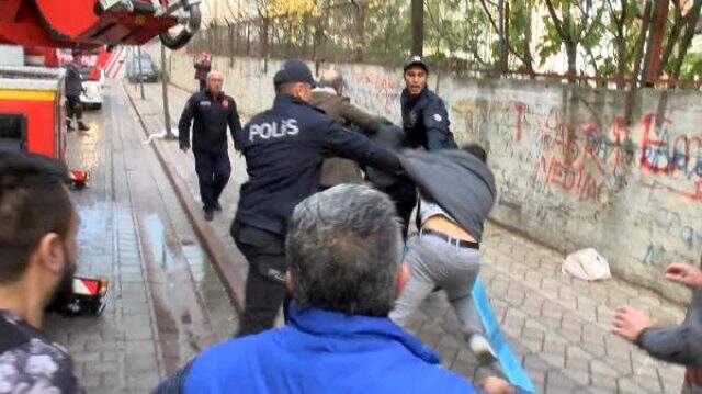 Sultangazi'de yangın sırasında hırsızlık yaptığı iddia edilen şüpheli linç edilmek istendi Sultangazi'de yangın sırasında hırsızlık yaptığı iddia edilen şüpheli linç edilmek istendi