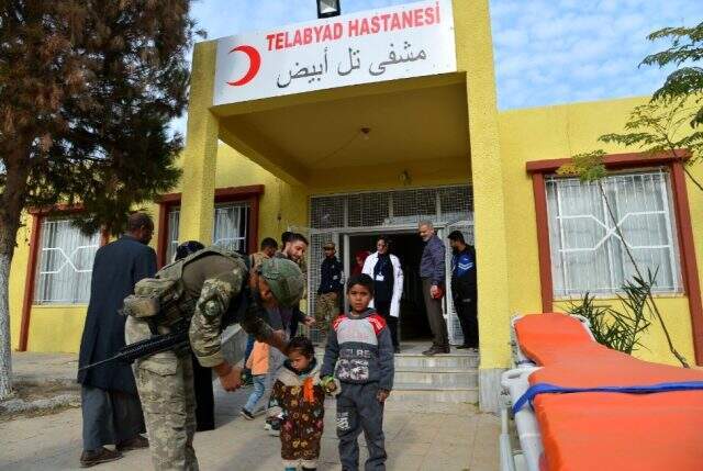 Tel Abyad Hastanesi'nde doğan bebeğe 'Barış' ismi verildi Tel Abyad Hastanesi'nde doğan bebeğe 'Barış' ismi verildi