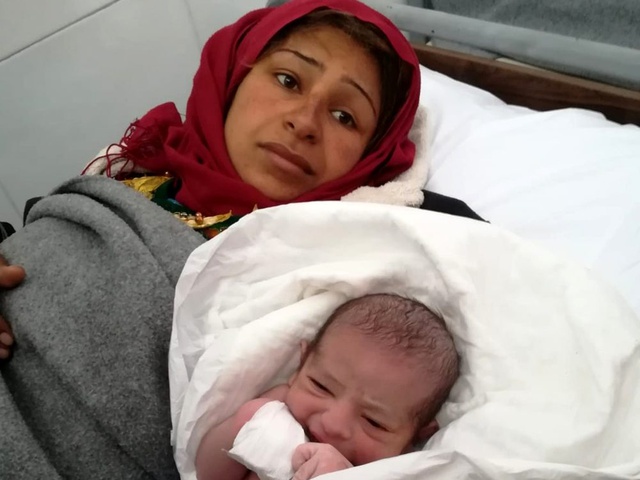Tel Abyad Hastanesi'nde doğan bebeğe 'Barış' ismi verildi