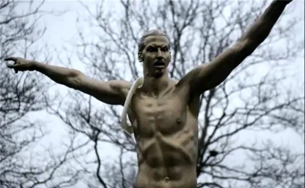 Zlatan Ibrahimovic'in heykelini yaktılar!