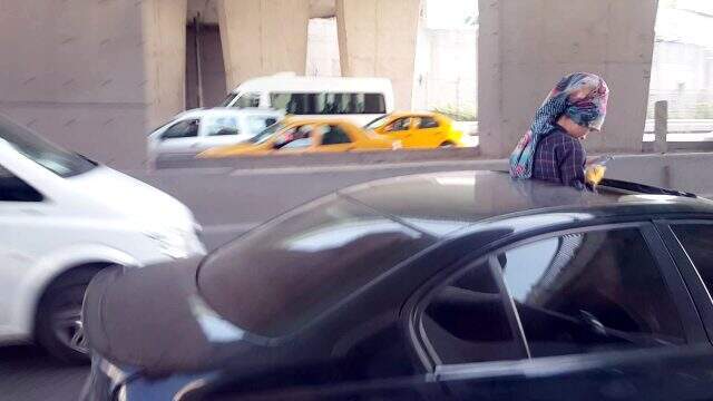 Aracın sunroof'undan çıkan kadın, telefonla oynadı Aracın sunroof'undan çıkan kadın telefonla oynadı