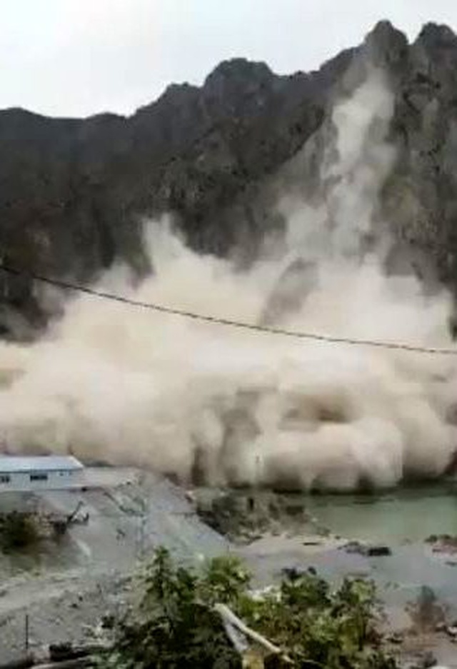 Dev kayalar baraja düştü! Heyelan anı kameralara böyle yansıdı