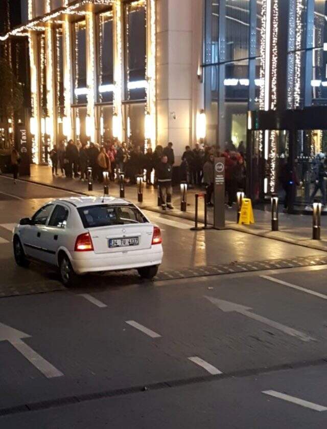 AVM'de indirim için saatlerce bekleyenler alkışla protesto etti AVM'de indirim için saatlerce bekleyenler alkışla protesto etti