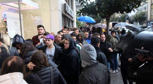 AVM'de indirim için saatlerce bekleyenler alkışla protesto etti AVM'de indirim için saatlerce bekleyenler alkışla protesto etti