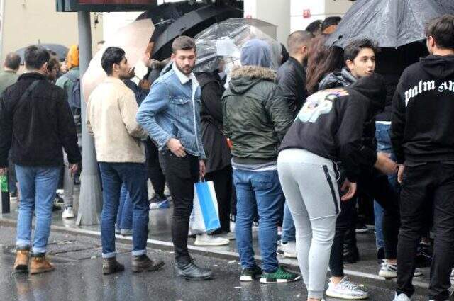 Bin liralık indirim için yağmuru aldırış etmeden saatlerce sıra beklediler Bin liralık indirim için yağmura aldırış etmeden saatlerce sıra beklediler