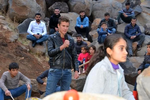Kırsal mahallede ses yarışması düzenleyen çocuklar, Acun Ilıcalı'dan dönüş bekliyor