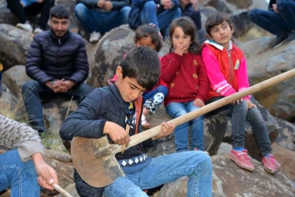 Kırsal mahallede ses yarışması düzenleyen çocuklar, Acun Ilıcalı'dan dönüş bekliyor