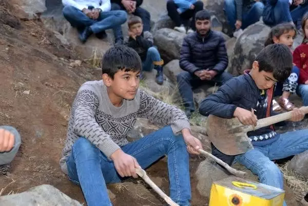 Kırsal mahallede ses yarışması düzenleyen çocuklar, Acun Ilıcalı'dan dönüş bekliyor