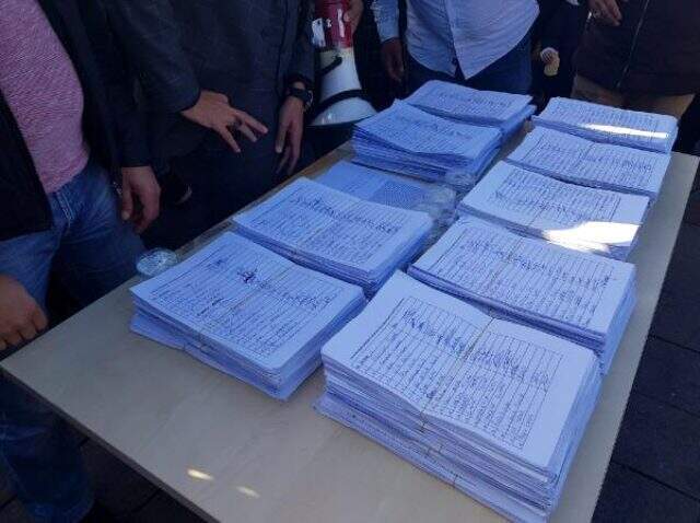 İBB'de işten çıkarılan işçiler, 100 bin imza topladı İBB'de işten çıkarılan işçiler, 100 bin imza topladı