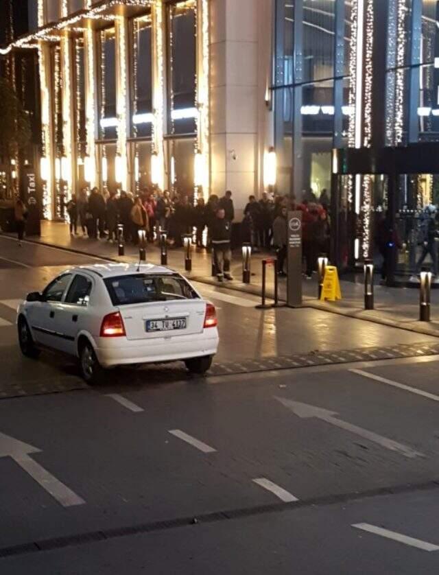 İndirimden yararlanmak isteyen vatandaşlar, sabahın ilk saatlerinde AVM'lere akın etti