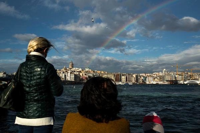 Bir günde iki İstanbul! Öğleden sonra beliren gökkuşağı kendine hayran bıraktı
