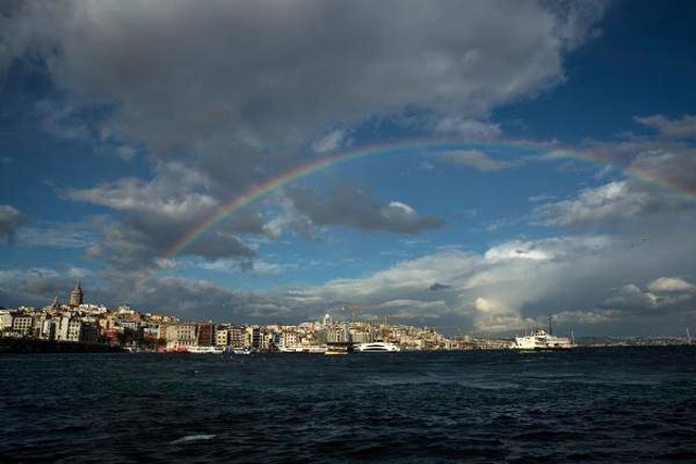Bir günde iki İstanbul! Öğleden sonra beliren gökkuşağı kendine hayran bıraktı