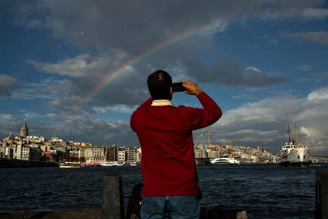Bir günde iki İstanbul! Öğleden sonra beliren gökkuşağı kendine hayran bıraktı