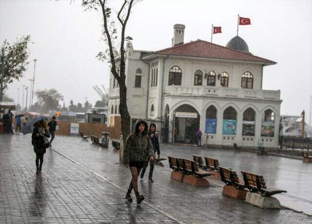 Meteoroloji'nin uyarısı sonrası beklenen yağış başladı Meteoroloji'nin uyarısı sonrası beklenen yağış başladı