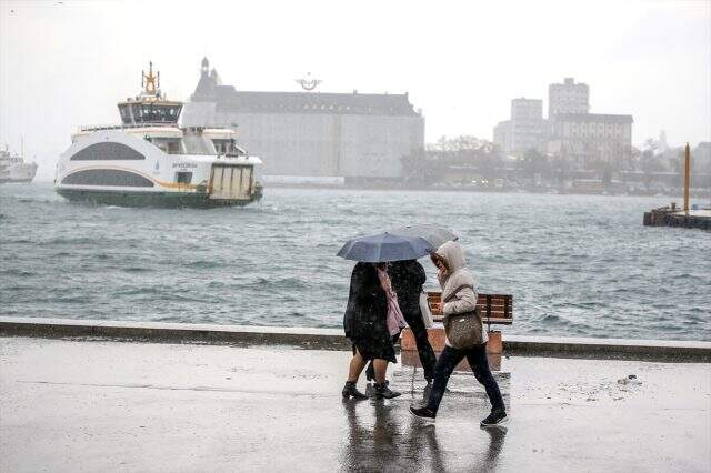 Meteoroloji'nin uyarısı sonrası beklenen yağış başladı Meteoroloji'nin uyarısı sonrası beklenen yağış başladı
