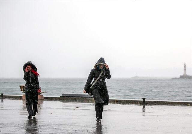 Meteoroloji'nin uyarısı sonrası beklenen yağış başladı Meteoroloji'nin uyarısı sonrası beklenen yağış başladı