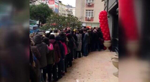 'Şahane Cuma' izdihamında camlar kırılınca 3 kişi yaralandı Şahane Cuma izdihamında camlar kırılınca 3 kişi yaralandı