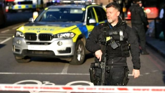 Londra Köprüsü'nde bıçaklı kavga, polis saldırganı vurarak yakaladı