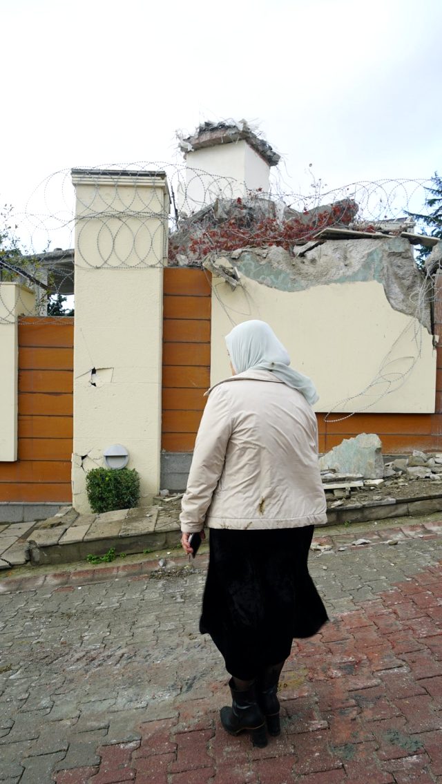 Kemal Unakıtan'a ait Üsküdar'daki villanın çatısı, belediye ekiplerince yıkıldı