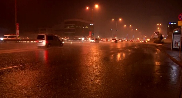Meteoroloji'nin peş peşe uyarılarının ardından İstanbul'da yağmur etkisini göstermeye başladı