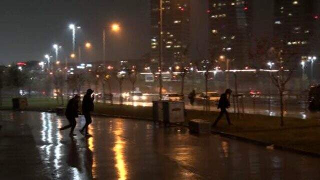 İstanbul'da yağmur etkisini göstermeye başladı Meteoroloji'nin peş peşe uyarılarının ardından İstanbul'da yağmur etkisini göstermeye başladı