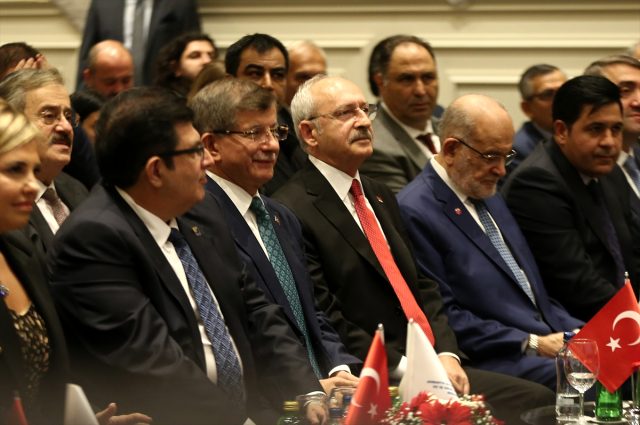 Kılıçdaroğlu, Davutoğlu'ndan övgüyle bahsetti, Davutoğlu alkışla karşılık verdi