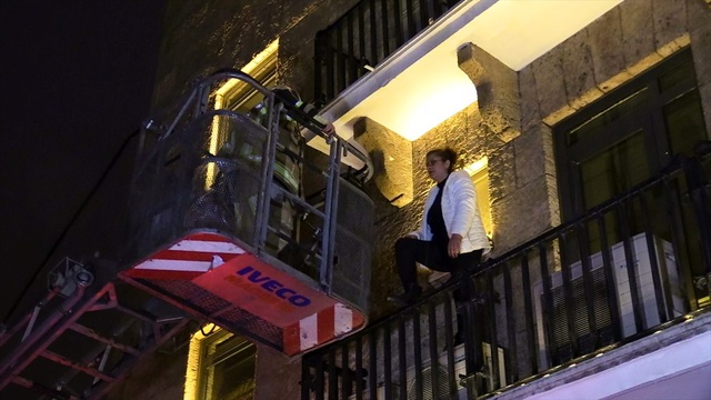 Kaldığı otel odasındaki sesten korkan kadın, kaçtığı bankanın balkonunda mahsur kaldı