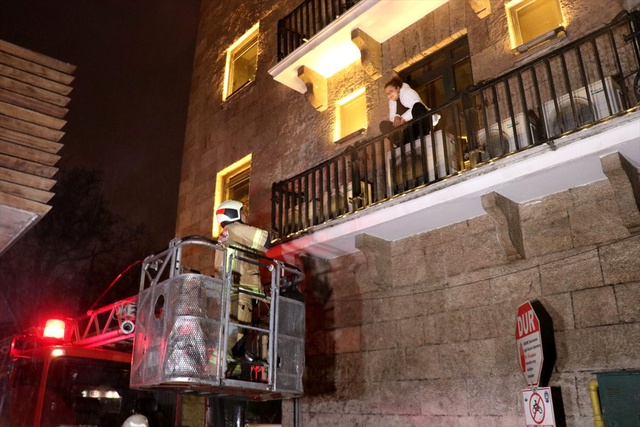 Kaldığı otel odasındaki sesten korkan kadın, kaçtığı bankanın balkonunda mahsur kaldı