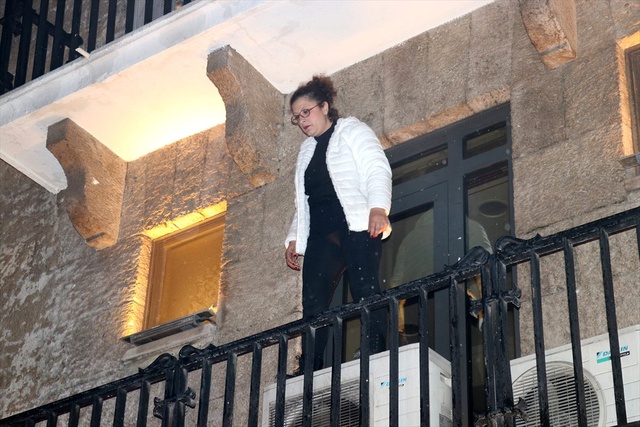 Kaldığı otel odasındaki sesten korkan kadın, kaçtığı bankanın balkonunda mahsur kaldı