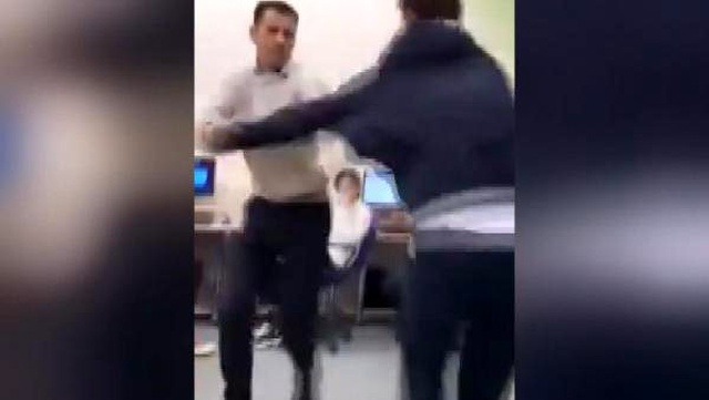 Rusya'da, öğretmen ile öğrenci sınıfın ortasından tekme-tokat kavga etti