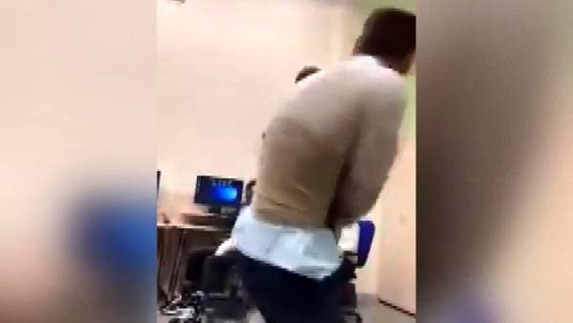 Rusya'da, öğretmen ile öğrenci sınıfın ortasından tekme-tokat kavga etti