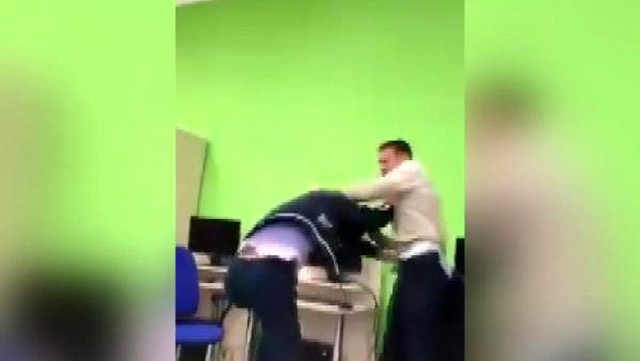 Rusya'da, öğretmen ile öğrenci sınıfın ortasından tekme-tokat kavga etti