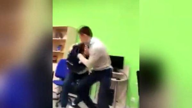 Rusya'da, öğretmen ile öğrenci sınıfın ortasından tekme-tokat kavga etti