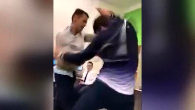 Rusya'da, öğretmen ile öğrenci sınıfın ortasından tekme-tokat kavga etti