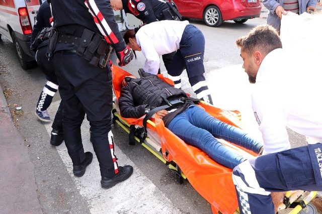 Uyuşturucu ve alkol alan genç kadın, bankta sızıp kaldı