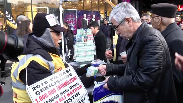 Vatandaşlardan yılbaşı biletlerine yoğun ilgi! Kuyruklar oluştu