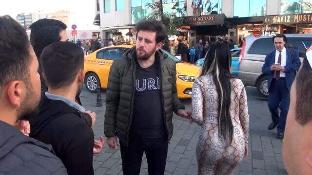 Alkollü genç kadın, fuhuşa zorlandığını iddia ederek polislere saldırdı Alkollü genç kadın, fuhuşa zorlandığını iddia ederek polislere saldırdı