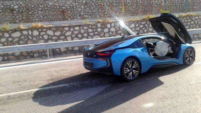 Bariyerlere çarpan milyonluk araç hurdaya döndü Bariyerlere çarpan milyonluk araç hurdaya döndü