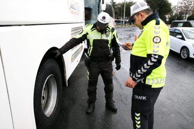 Esenler Otogarı'nda kış lastiği denetimi: Yolcu otobüslerinin lastikleri kontrol edildi Esenler Otogarı'nda kış lastiği denetimi: Yolcu otobüslerinin lastikleri kontrol edildi