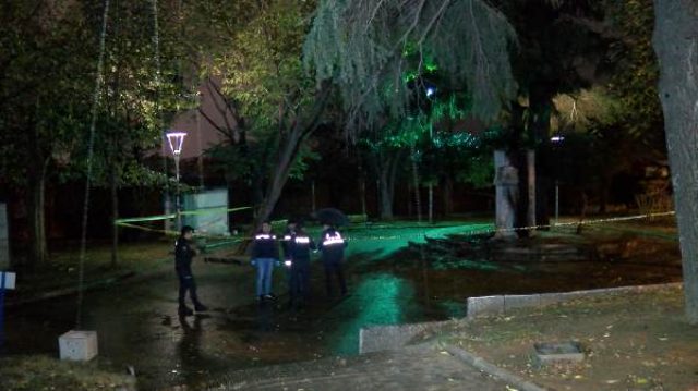 Isınmak için ateş yakan 4 kişi Melih Cevdet Anday'ın heykelini yaktı