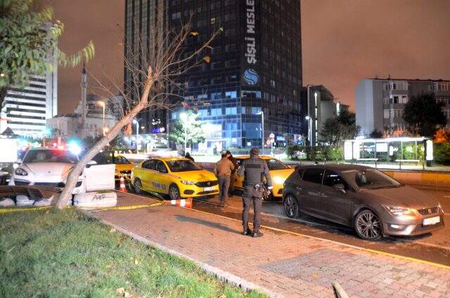 İstanbul'da lüks otomobil ve cip kurşunlandı: 1 ağır yaralı İstanbul'da lüks cip ve otomobil kurşunlandı: 1 ağır yaralı
