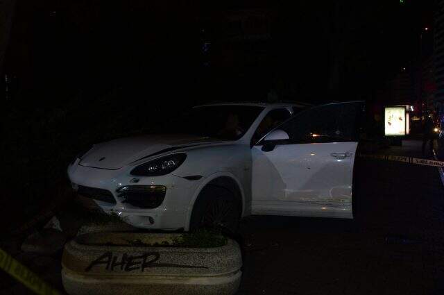 İstanbul'da lüks otomobil ve cip kurşunlandı: 1 ağır yaralı <a class='keyword-sd' href='/istanbul/' title='İstanbul'>İstanbul</a>'da lüks cip ve otomobil kurşunlandı: 1 ağır yaralı