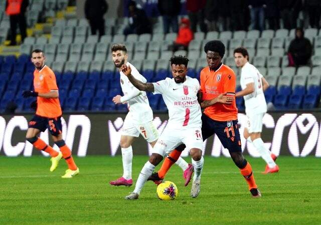 Medipol Başakşehir, Antalyaspor'u 2-0 yendi Medipol Başakşehir, Antalyaspor'u 2-0 yendi