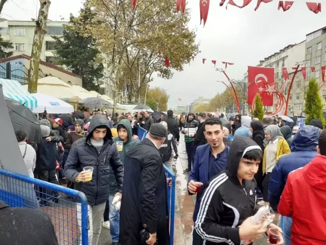 Sultangazi'de yağmur altında metrelerce uzunluğunda çiğ köfte kuyruğu