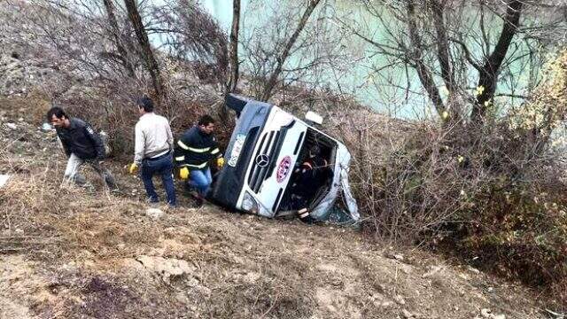 Yozgat'ta sporcuları taşıyan minibüs devrildi! Ölü ve yaralılar var Yozgat'ta sporcuları taşıyan minibüs devrildi! Ölü ve yaralılar var