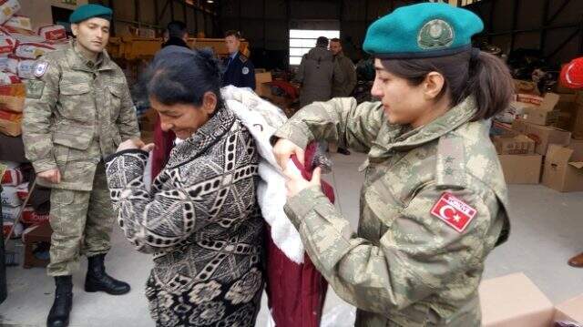 Arnavut depremzede, yardım malzemesi dağıtan Türk subayına sarılıp ağladı Arnavut depremzede, yardım malzemesi dağıtan Türk subayına sarılıp ağladı
