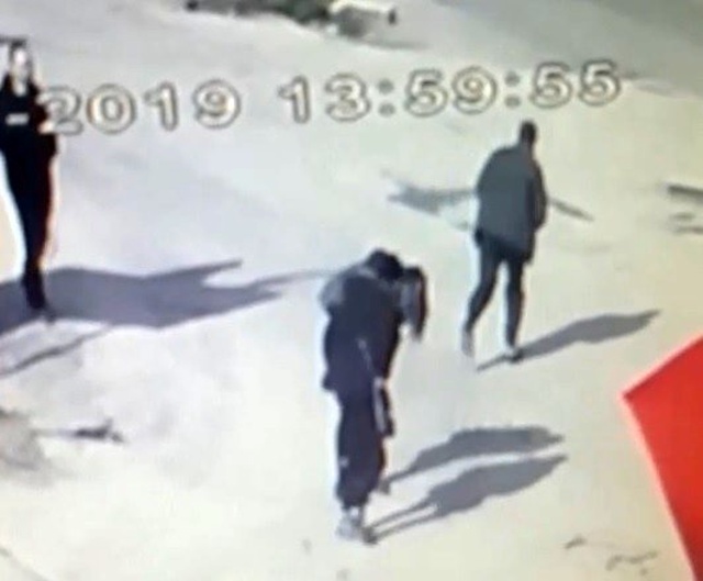 Kimyasal madde ile etrafa saldırdı! Dehşet anları kamerada