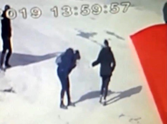 Kimyasal madde ile etrafa saldırdı! Dehşet anları kamerada