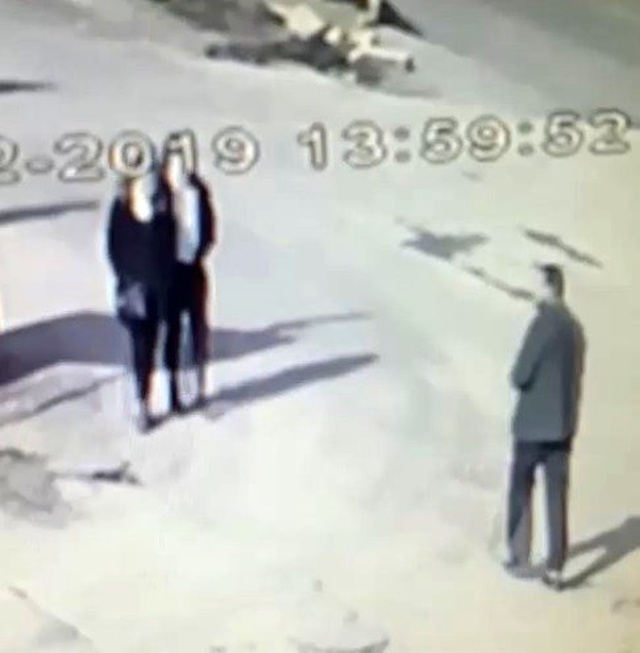 Kimyasal madde ile etrafa saldırdı! Dehşet anları kamerada